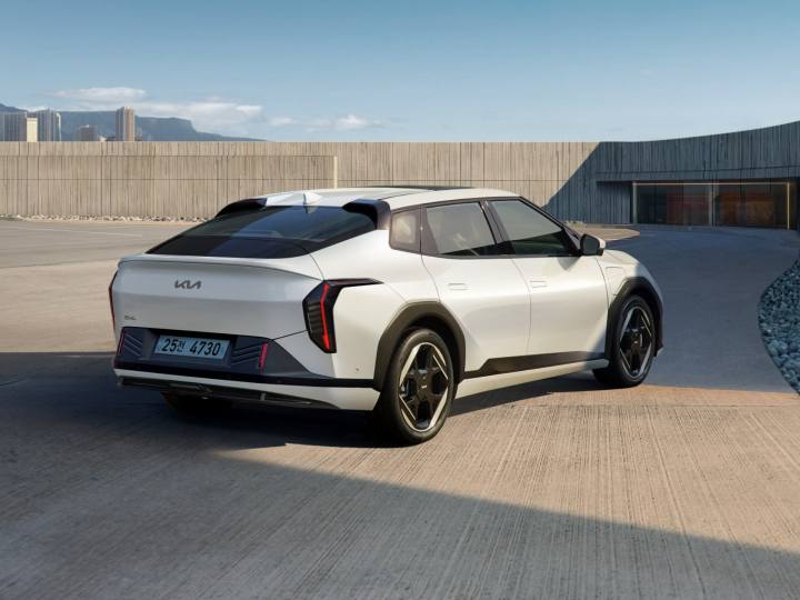 2025 기아 EV4 세단 / 2025 Kia EV4 Sedan