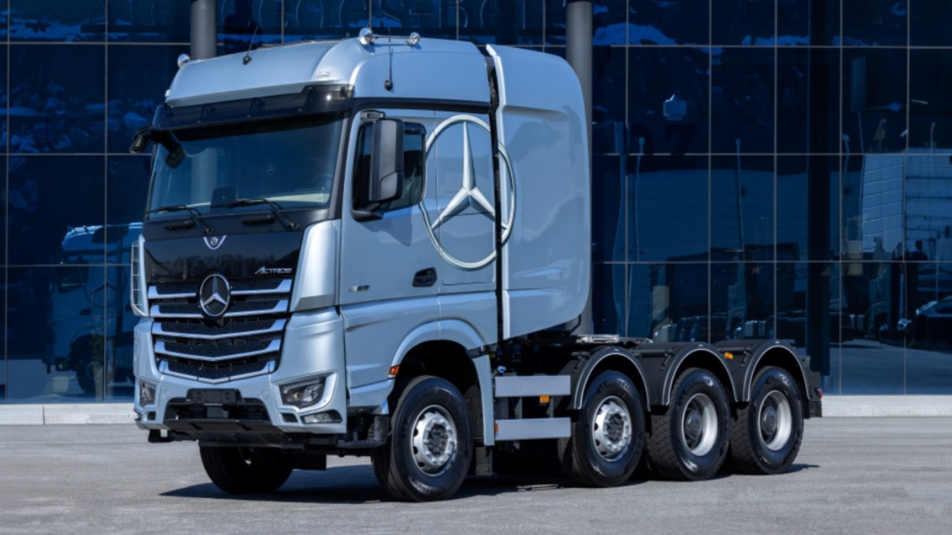 [새 트럭] 최대 250톤 견인 가능한 초고하중 트랙터, 메르세데스-벤츠 악트로스 SLT