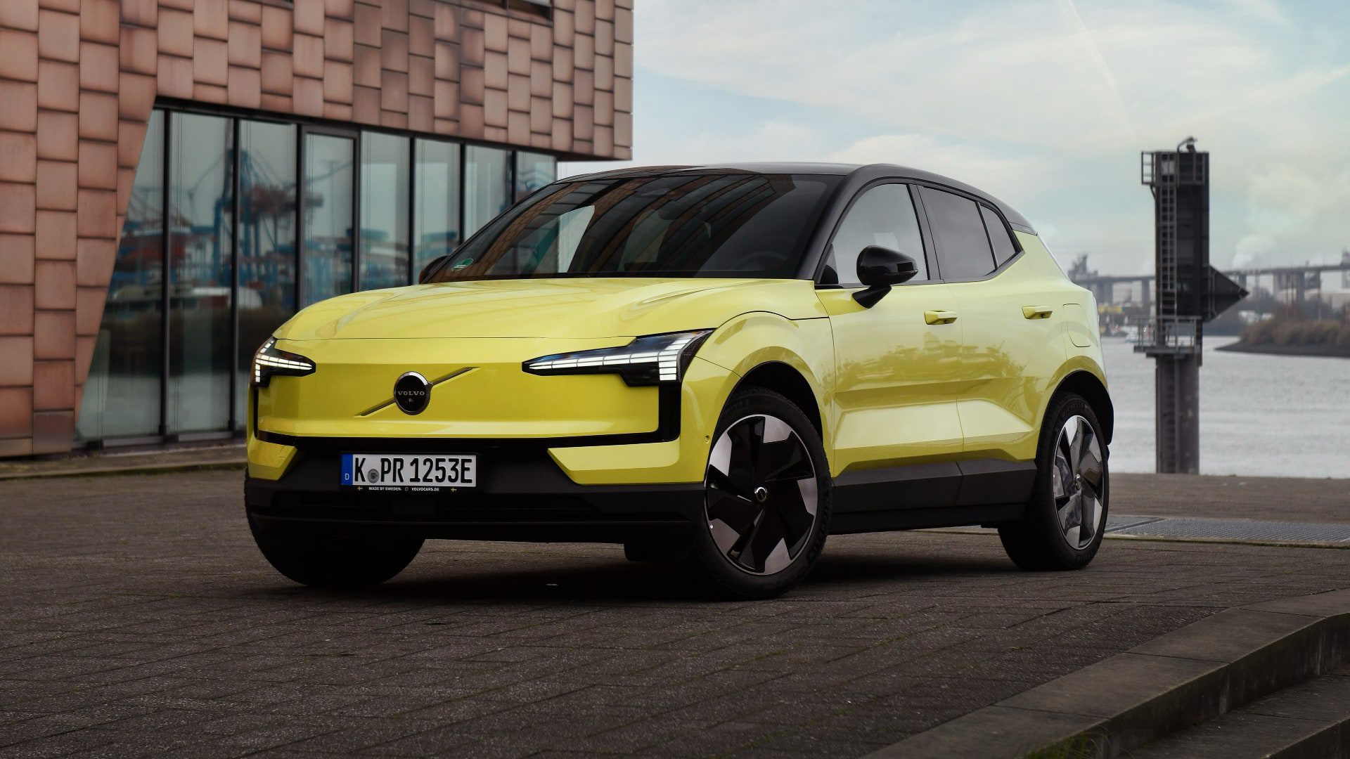 [새 차] ‘북극 이끼’ 독특한 색감 담은 30대 한정 판매 – 볼보 EX30 모스 옐로우 에디션