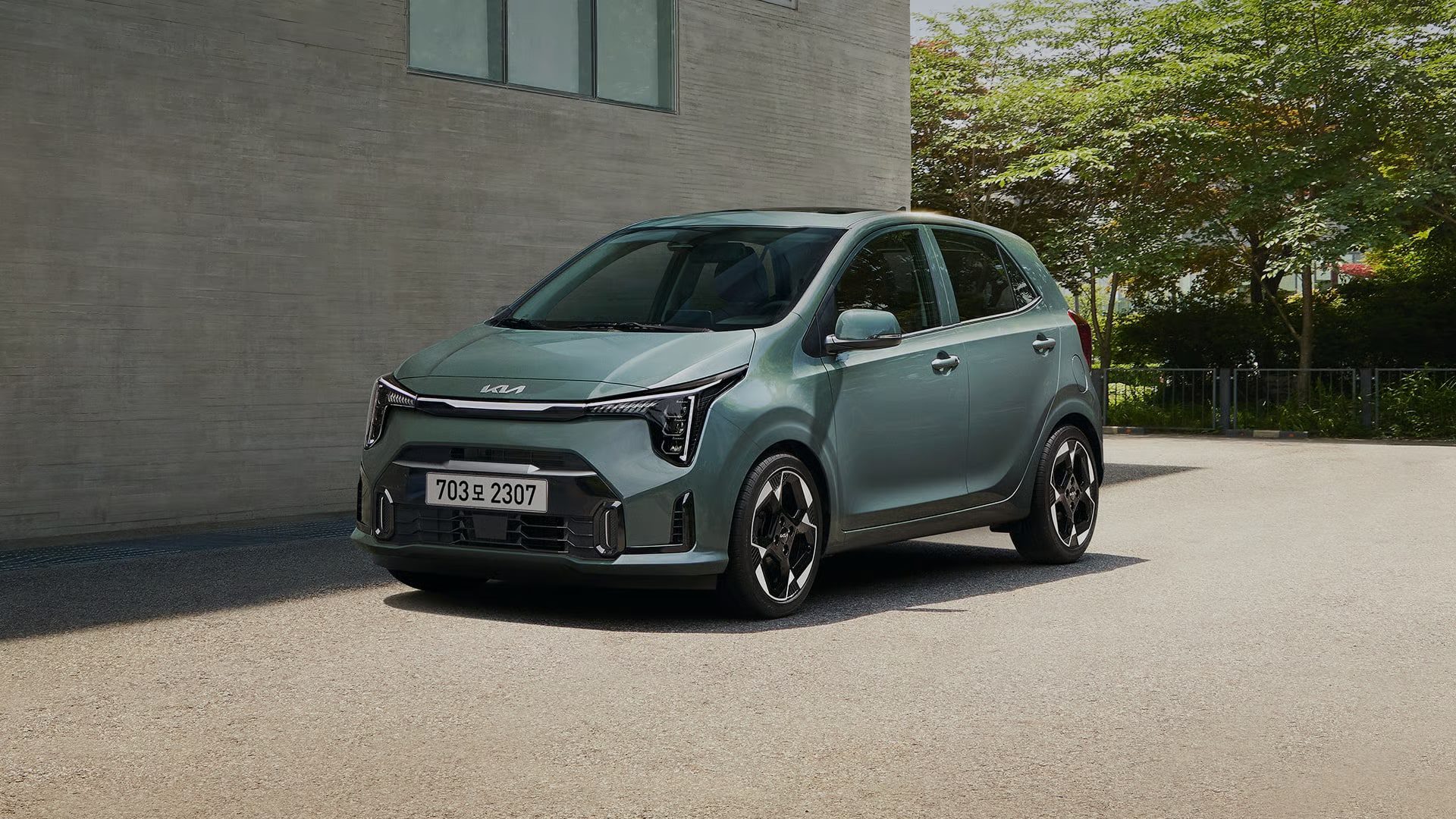 [새 차] 아랫급 트림 중심으로 기본 안전사항 보강한 기아 더 2025 모닝