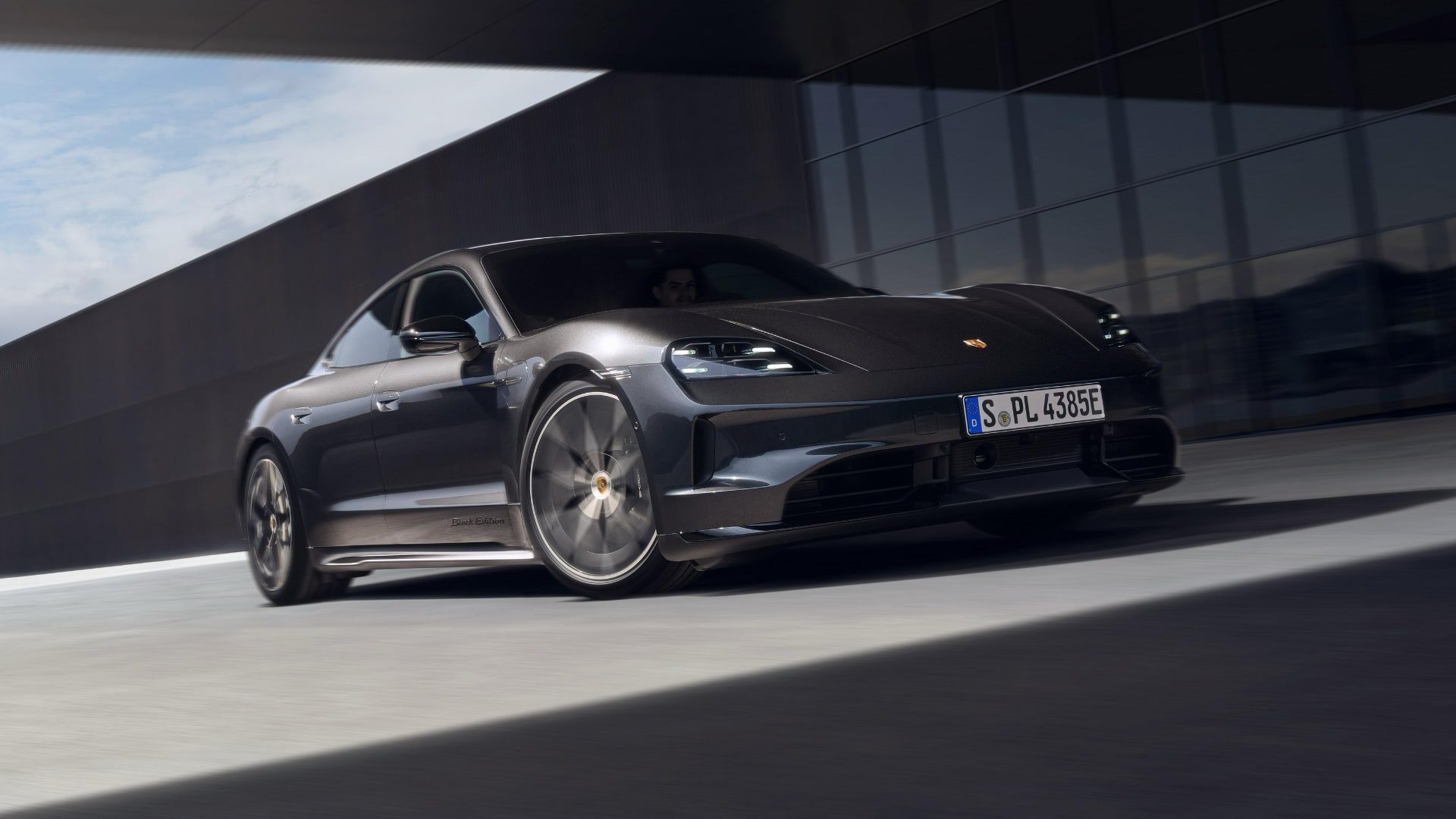 [새 차] 타이칸 4 국내 출시하며 검은색 강조한 타이칸 특별 모델 선보여 – 포르쉐 타이칸 블랙 에디션