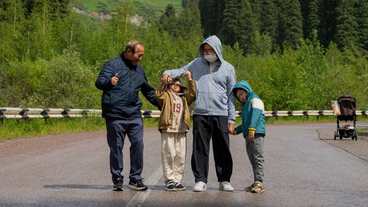 송송송 가족여행: 전기차 지구횡단 스틸 7