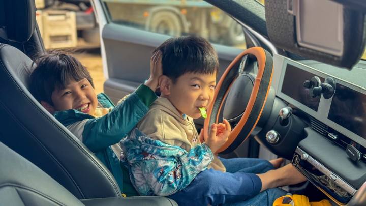 송송송 가족여행: 전기차 지구횡단 스틸 5