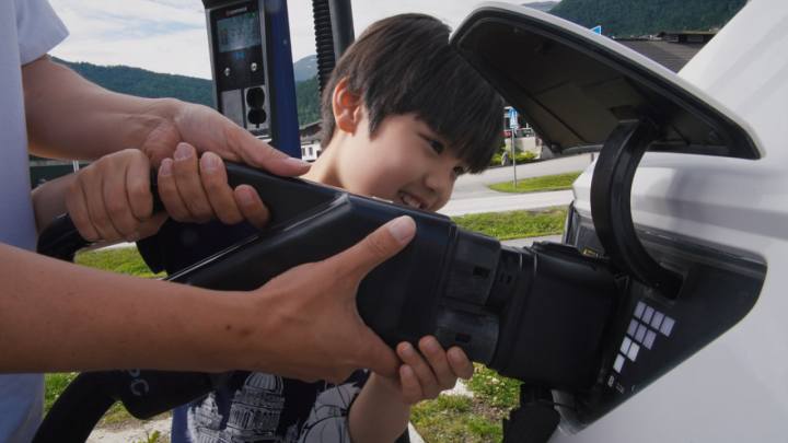 송송송 가족여행: 전기차 지구횡단 스틸 4