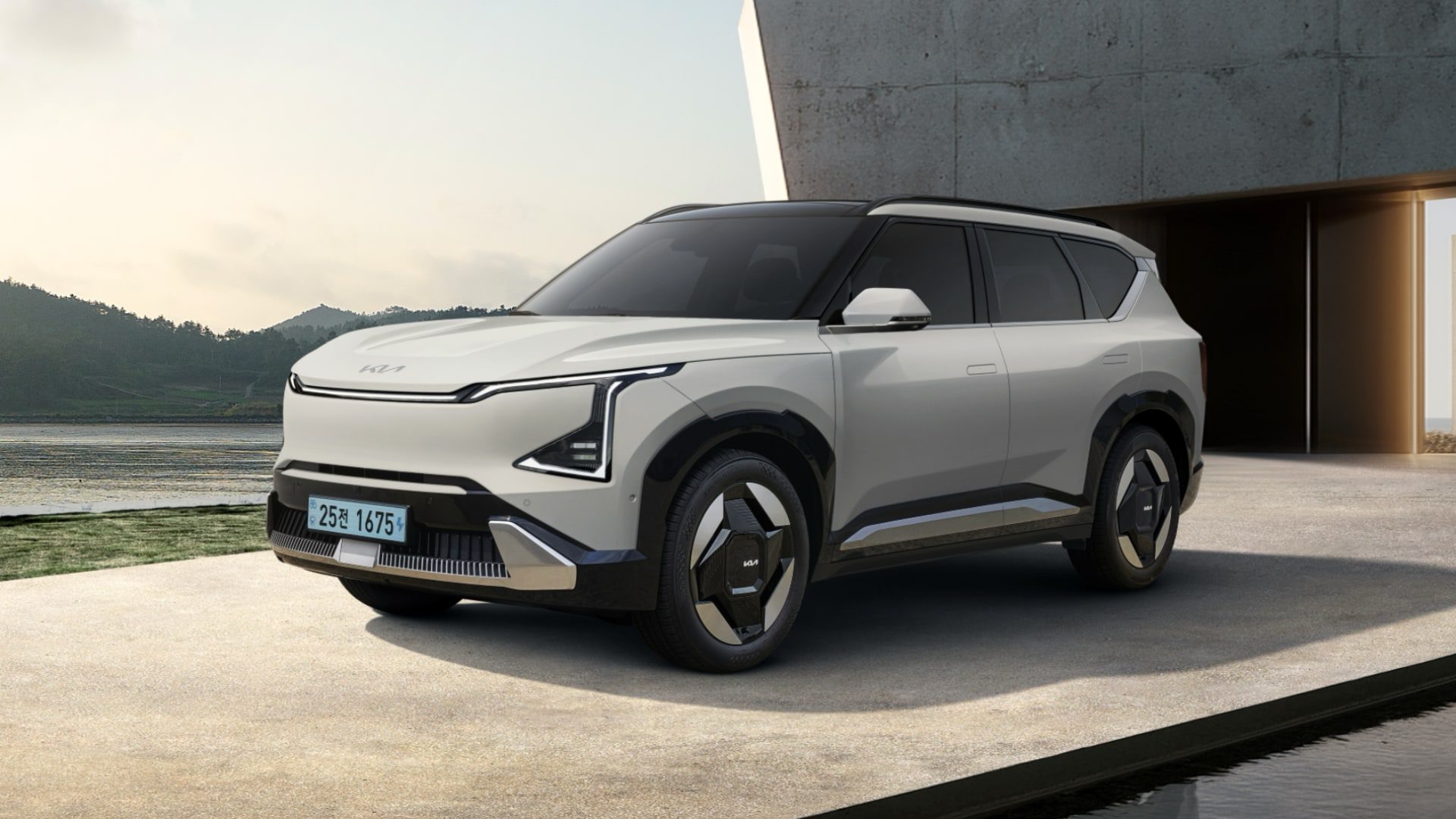 [새 차] 수요 많은 차급에 선보인 가족용 전기 SUV – 더 기아 EV5