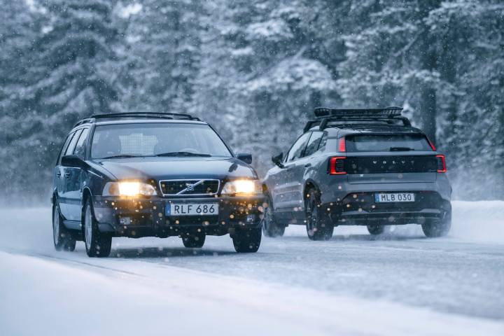 Volvo V70 Cross Country and EX30 Cross Country / 볼보 V70 크로스 컨트리와 EX30 크로스 컨트리