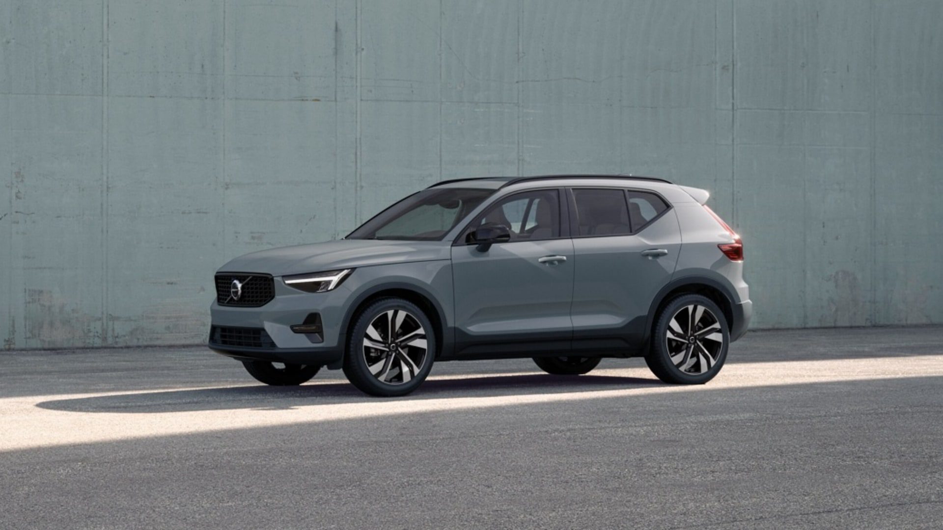 [새 차] 2026년식 볼보 XC40 – ‘다크’ 테마 추가로 선택 폭 넓어져