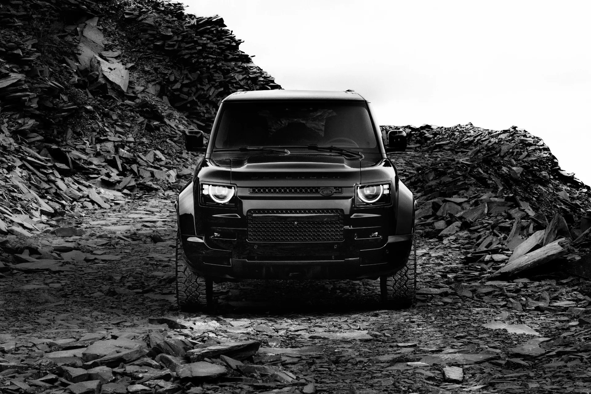 JLR 코리아, 디펜더 최강 모델 검은색으로 마감해 존재감 높인 디펜더 OCTA 블랙 선보여