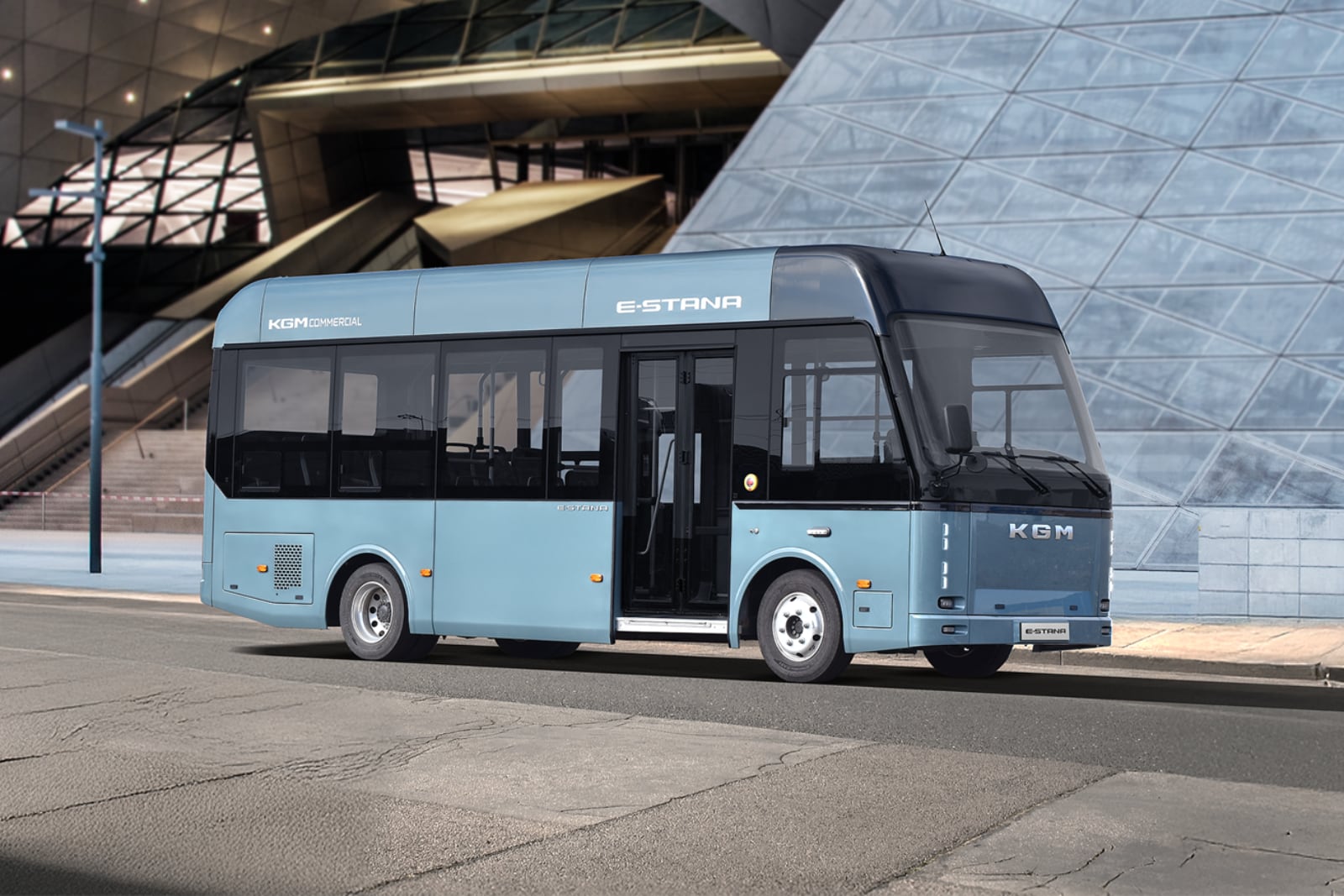 KGM 커머셜, 국내 첫 7m급 저상 전기 버스 이-스타나 출고 개시…교통약자 승하차 편리하고 1회 충전 328km 주행 가능해