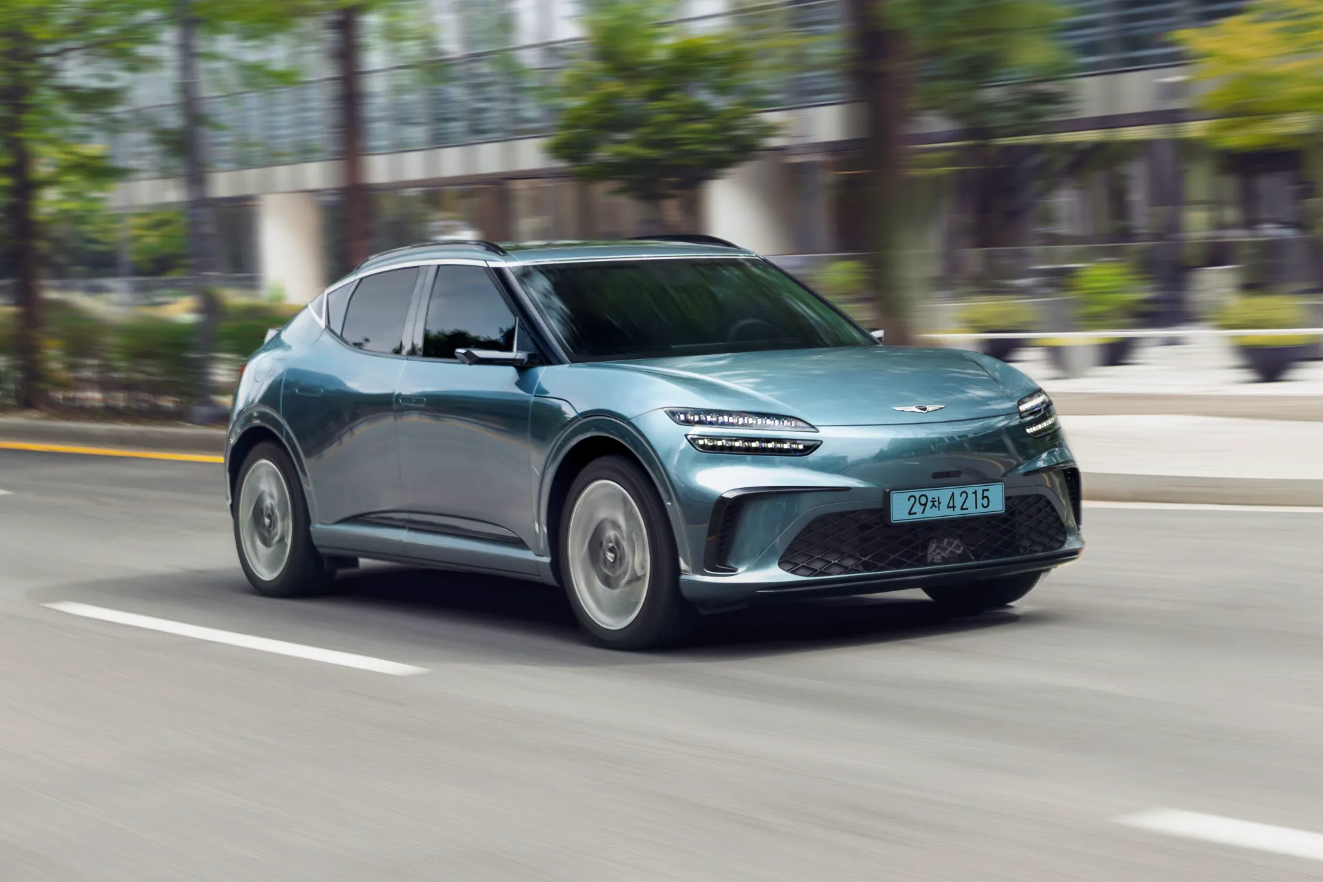 제네시스, 2027 GV60 판매 시작해… 값 동결하면서 안전 기능 강화하고 패키지 옵션 조정